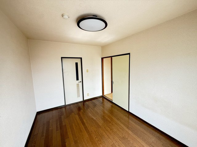 ヴィーヴル向日の洋室|約6帖の洋室です。