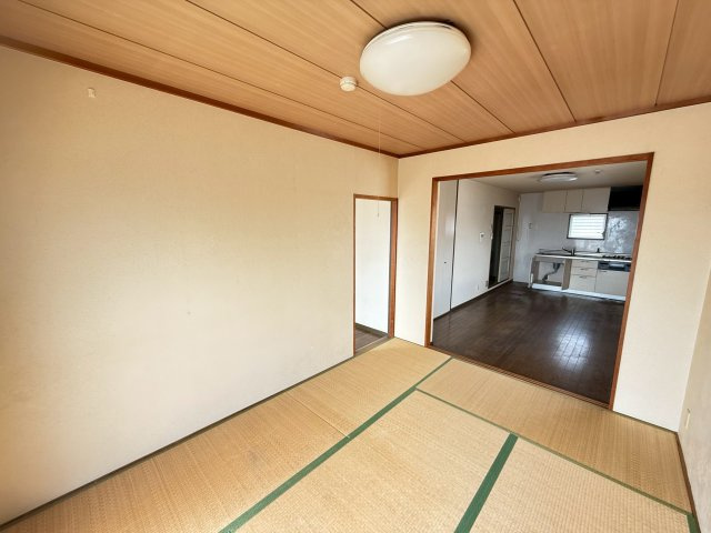 ヴィーヴル向日の和室|約6帖の和室です。南向きバルコニーからの日当りが良好です。