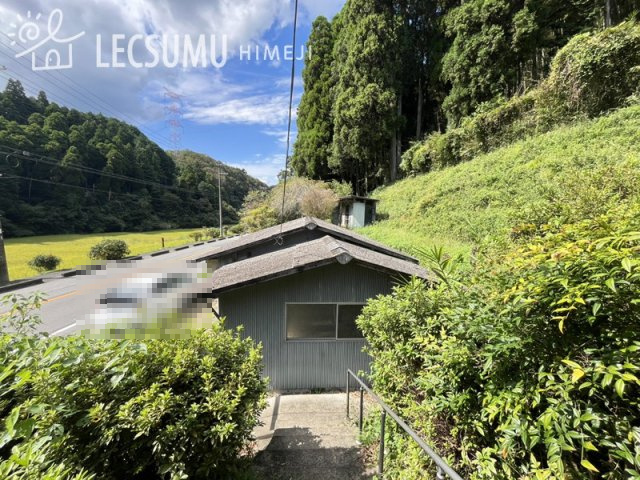 姫路市安富町三森/中古戸建の前面道路含む現地写真