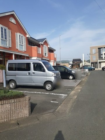 メープルタウンＡの駐車場|駐車スペースもあります☆