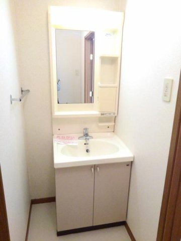 メープルタウンＡの洗面所|明るい洗面所です★