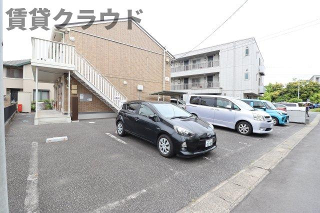 ルミエールAの駐車場