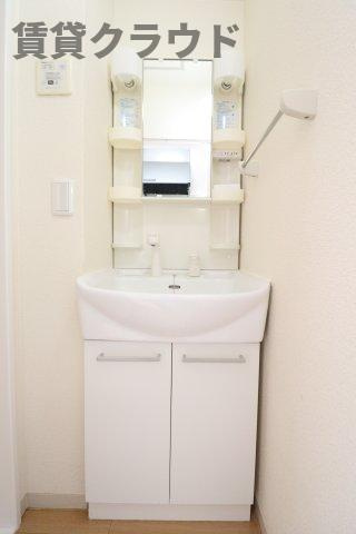 ルミエールAの洗面所|デザインだけでなく、収納力も◎洗面台もスッキリ♪