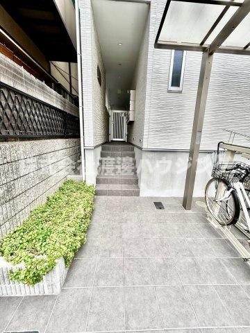 A.008のエントランス