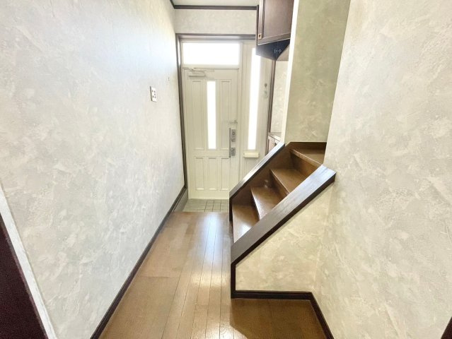 八幡市八幡隅田口　中古一戸建ての玄関|毎日通る玄関はこちらです