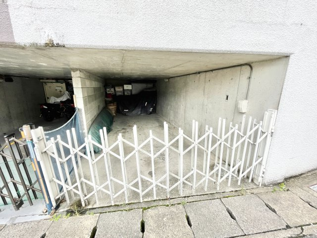 八幡市八幡隅田口　中古一戸建ての駐車場|カースペースがあります