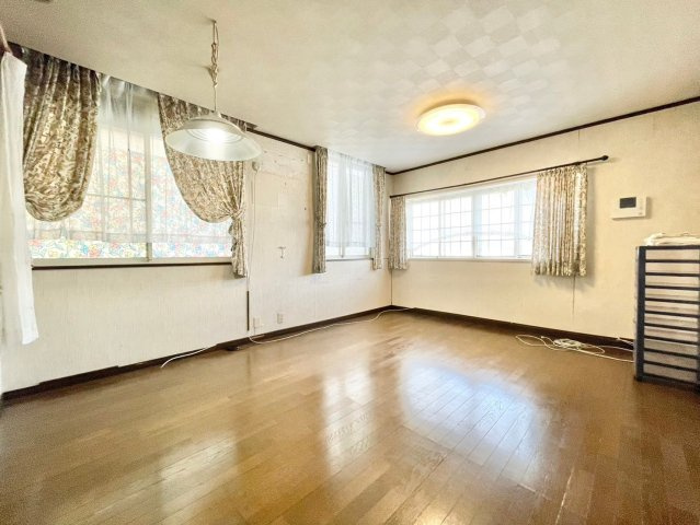 八幡市八幡隅田口　中古一戸建ての居間・リビング|おしゃれな居間です