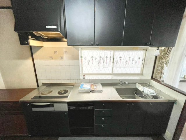 八幡市八幡隅田口　中古一戸建てのキッチン|コンパクトなキッチンで掃除もラクラク