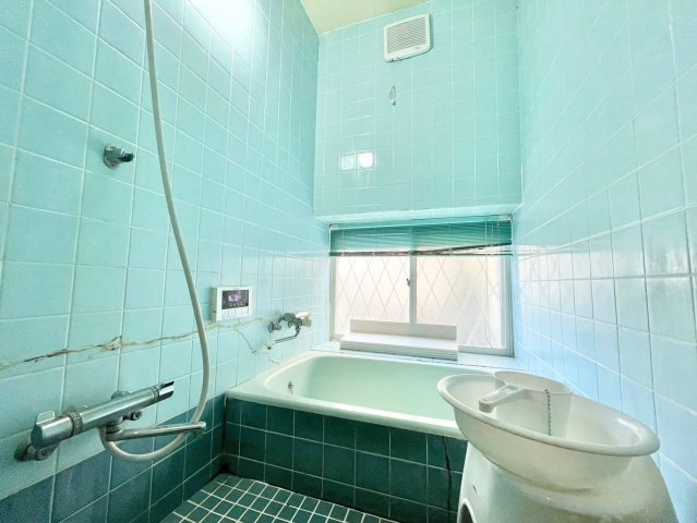 八幡市八幡隅田口　中古一戸建ての浴室|きれいなお風呂です