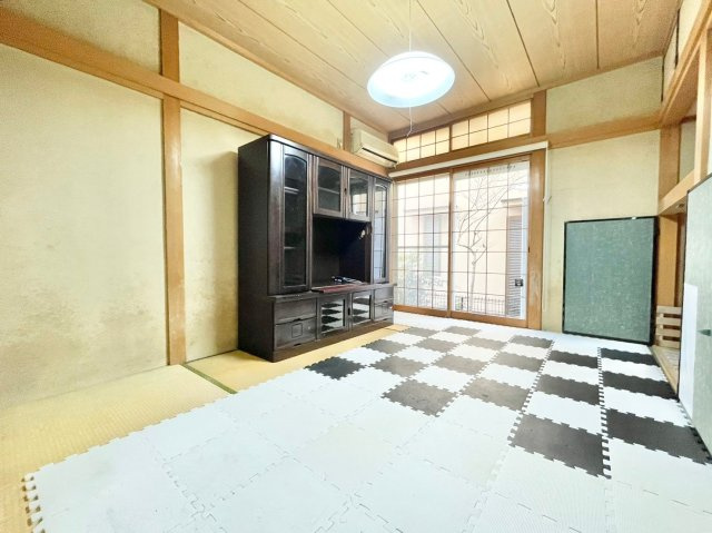 八幡市八幡隅田口　中古一戸建ての和室|柔らかい畳が心地よい和室