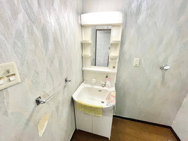 八幡市八幡隅田口　中古一戸建ての独立洗面台|使いやすい独立洗面台です