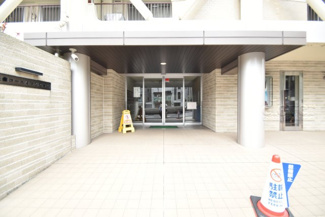 【エントランス】 | お客様を、そして住人を出迎えてくれるマンションのエントランス。ゴミが落ちていないことからも、管理状態の良さや住民の節度の高さが見て取れます。～即日のご見学可能～　お問合せはお気軽にどうぞ。