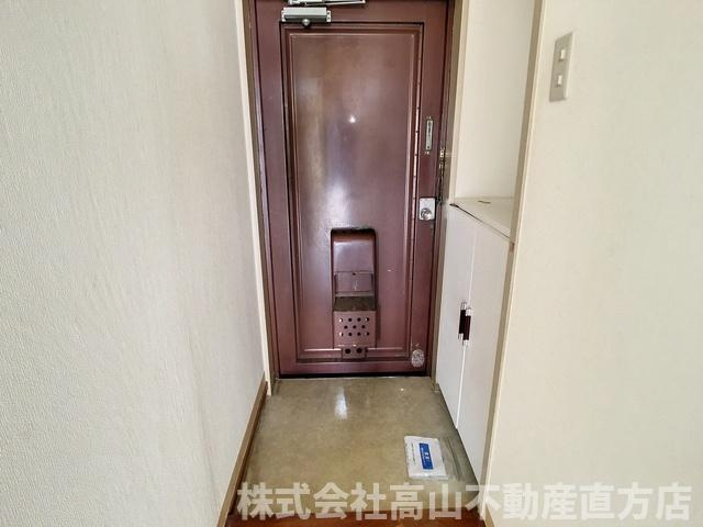直方市新知町の賃貸マンションの玄関