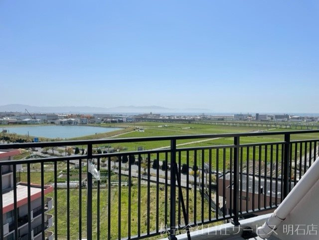 プレステージ明石大久保Ⅳの展望|最上階10階部分の住戸の為、バルコニーからは開放感のある眺望をお楽しみいただけます。