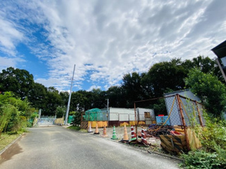 【前面道路含む現地写真】 | コンテナ付です♪
家庭菜園・資材置き場としてご利用できます。
平坦地になりますので車両を入れることが可能です♪