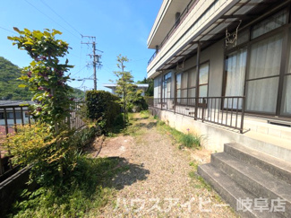 【庭】 | 岐阜市岩田坂築35年鉄骨造中古住宅6LDK＋S！広いバルコニーと広いお庭のあるお家！眺望良好です♪ | 岐阜市岩田坂築35年鉄骨造中古住宅6LDK＋S！広いバルコニーと広いお庭のあるお家！眺望良好です♪