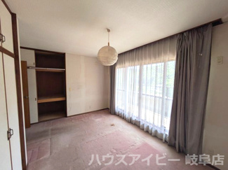 【洋室】 | 岐阜市岩田坂築35年鉄骨造中古住宅6LDK＋S！広いバルコニーと広いお庭のあるお家！眺望良好です♪ | 岐阜市岩田坂築35年鉄骨造中古住宅6LDK＋S！広いバルコニーと広いお庭のあるお家！眺望良好です♪