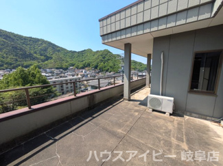 【バルコニー】 | 岐阜市岩田坂築35年鉄骨造中古住宅6LDK＋S！広いバルコニーと広いお庭のあるお家！眺望良好です♪ | 岐阜市岩田坂築35年鉄骨造中古住宅6LDK＋S！広いバルコニーと広いお庭のあるお家！眺望良好です♪