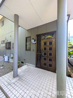【玄関】 | 岐阜市岩田坂築35年鉄骨造中古住宅6LDK＋S！広いバルコニーと広いお庭のあるお家！眺望良好です♪ | 岐阜市岩田坂築35年鉄骨造中古住宅6LDK＋S！広いバルコニーと広いお庭のあるお家！眺望良好です♪