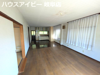 【居間・リビング】 | 岐阜市岩田坂築35年鉄骨造中古住宅6LDK＋S！広いバルコニーと広いお庭のあるお家！眺望良好です♪ | 岐阜市岩田坂築35年鉄骨造中古住宅6LDK＋S！広いバルコニーと広いお庭のあるお家！眺望良好です♪