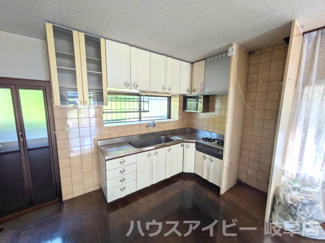 【キッチン】 | 岐阜市岩田坂築35年鉄骨造中古住宅6LDK＋S！広いバルコニーと広いお庭のあるお家！眺望良好です♪ | 岐阜市岩田坂築35年鉄骨造中古住宅6LDK＋S！広いバルコニーと広いお庭のあるお家！眺望良好です♪