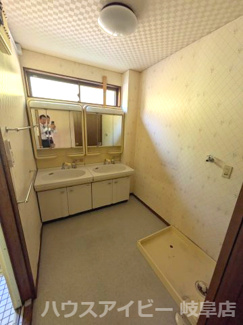 【独立洗面台】 | 岐阜市岩田坂築35年鉄骨造中古住宅6LDK＋S！広いバルコニーと広いお庭のあるお家！眺望良好です♪ | 岐阜市岩田坂築35年鉄骨造中古住宅6LDK＋S！広いバルコニーと広いお庭のあるお家！眺望良好です♪
