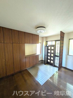 【玄関】 | 岐阜市岩田坂築35年鉄骨造中古住宅6LDK＋S！広いバルコニーと広いお庭のあるお家！眺望良好です♪ | 岐阜市岩田坂築35年鉄骨造中古住宅6LDK＋S！広いバルコニーと広いお庭のあるお家！眺望良好です♪