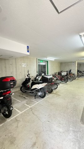 苦楽園ガーデンハウスの駐車場|バイク置き場