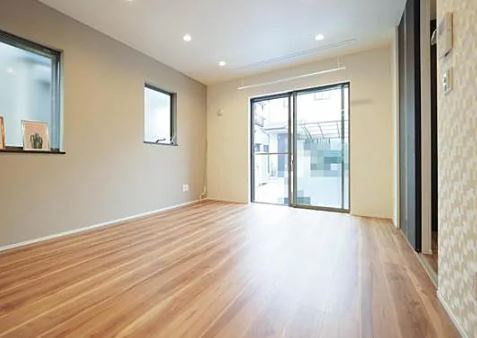 【未入居】川越市砂中古住宅の居間・リビング|窓も大きく採光・採風しっかり取れています☆