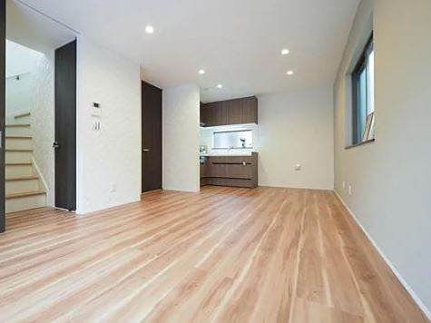 【未入居】川越市砂中古住宅の居間・リビング|未入居で床も綺麗です♪