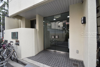【エントランス】 | お客様を、そして住人を出迎えてくれるマンションのエントランス。ゴミが落ちていないことからも、管理状態の良さや住民の節度の高さが見て取れます。～即日のご見学可能～　お問合せはお気軽にどうぞ。