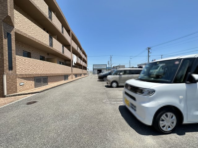 マリベールTANOUCHIⅢ番館の駐車場