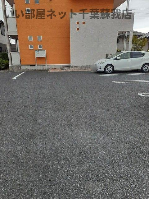 メゾン　ジェルメの駐車場|駐車場があるので、車を買う予定の方も安心です