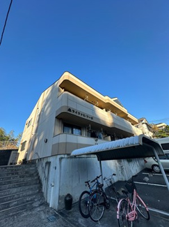 【外観】 | 東急田園都市線「たまプラーザ」駅にアクセス可能な最寄りバス停まで徒歩3分！便利な立地の2階建てマンションです♪