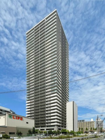 ローレルタワー梅田の外観|大阪市内中心部に佇むタワーマンション、生活にゆとりを感じつつ便利な立地です。