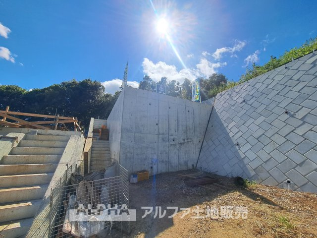多摩市関戸5丁目新築戸建8棟の外観|【House of the Sun】
◆明るい家◆太陽の温かな光がお家全体を照らす。そこには目を輝かせ笑顔で見つめてくれる君がいて、「ただいま」の言葉がこだまする。そんな君の瞳に恋している。