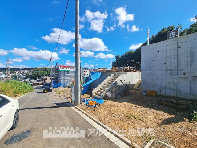 多摩市関戸5丁目新築戸建8棟の前面道路含む現地写真|【Cityscape】
◆閑静な住宅街◆駅前から少し離れると閑静な住宅街が広がっている。穏やかな雰囲気に包まれたこの街で素敵な新生活を。