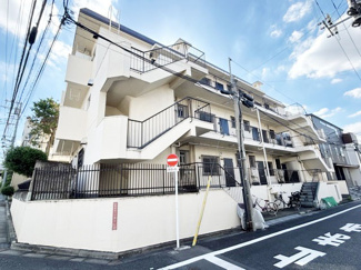 【外観】 | 手入れの行き届いた外壁やエントランスなど、「見ればわかる」レベルで清潔感を保ったマンションです。築年数を感じさせない姿で皆様をお出迎えします。～即日のご見学可能～　お問合せはお気軽にどうぞ。