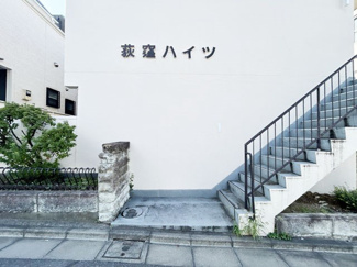 【エントランス】 | お客様を、そして住人を出迎えてくれるマンションのエントランス。ゴミが落ちていないことからも、管理状態の良さや住民の節度の高さが見て取れます。～即日のご見学可能～　お問合せはお気軽にどうぞ。