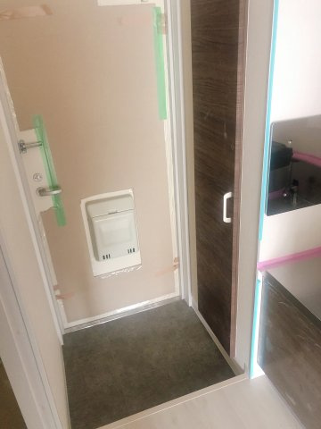 メゾンモンマルトル西古河の玄関