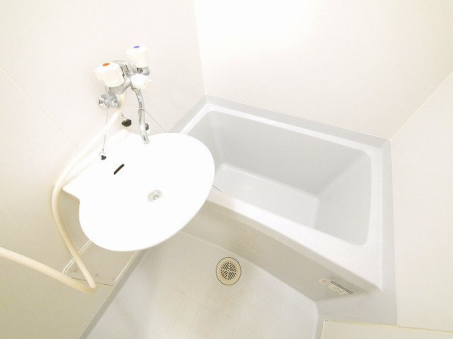 レオパレスブルーメの浴室|きれいなお風呂です