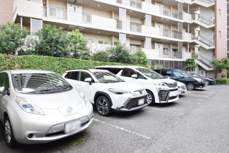【駐車場】 | マンションの駐車場スペース。空きの有無や駐車料金、サイズ規定などについては、改めてお問い合わせください。～即日のご見学可能～　お問合せはお気軽にどうぞ。