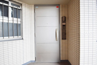 【その他共用部分】 | 皆様をお迎えする、お部屋の玄関ドア。開けやすさや開放角度、ドアノブの操作しやすさや鍵の形状などを、現地で一度ご確認ください。～即日のご見学可能～　お問合せはお気軽にどうぞ。