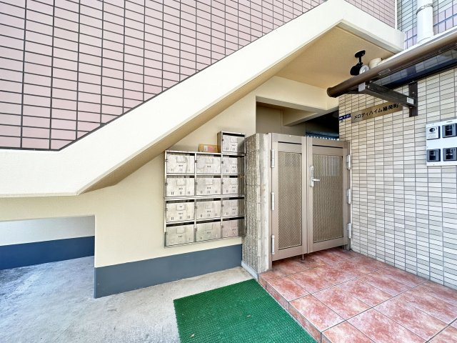 メロディーハイム稲荷町のエントランス
