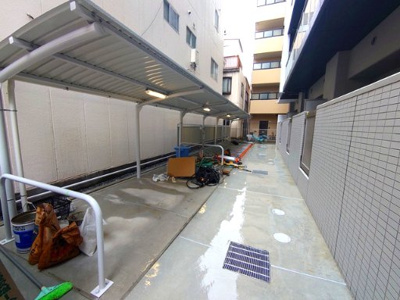【駐車場】 | エムズセントラル上新庄 | 敷地内の屋根付き駐輪場です。