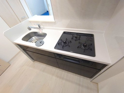 【キッチン】 | エムズセントラル上新庄 | 3口ガスコンロのカウンターキッチンです。