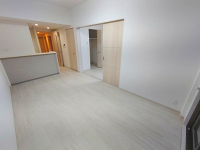 【居間・リビング】 | エムズセントラル上新庄 | こちらのリビングで趣味の時間をお楽しみください