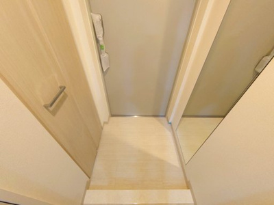 【玄関】 | エムズセントラル上新庄 | 大きな鏡付きの玄関です。