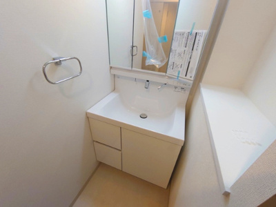 【洗面所】 | エムズセントラル上新庄 | 3面鏡付き洗面化粧台です。