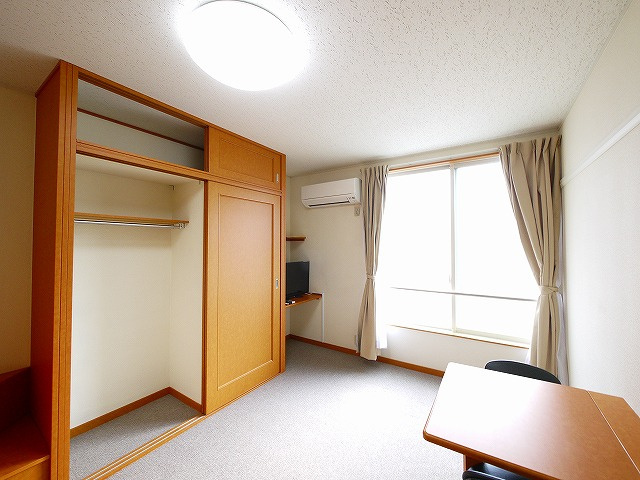 レオパレスＨｉｒｏの内装|明るい色調の室内です